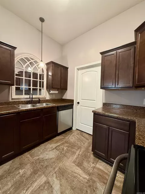 Kitchen - 1148 Meadows Dr, Benton, AR 72019 photo 2 of 2