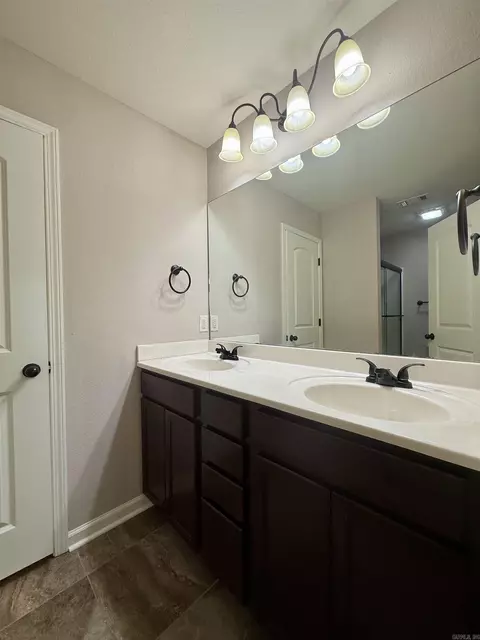 Bath - 1148 Meadows Dr, Benton, AR 72019 photo 1 of 4