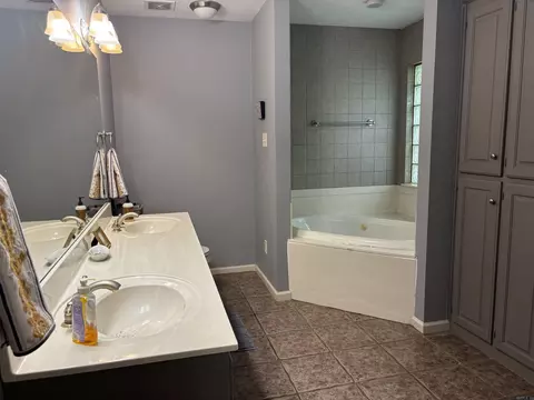 Bath - 5107 Congressional Dr, Benton, AR 72019 photo 1 of 4