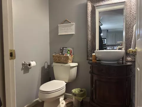 Bath - 5107 Congressional Dr, Benton, AR 72019 photo 2 of 4