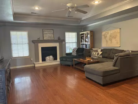 Living - 5107 Congressional Dr, Benton, AR 72019 photo 2 of 5