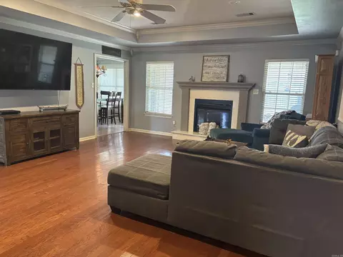 Living - 5107 Congressional Dr, Benton, AR 72019 photo 3 of 5