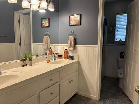Bath - 5107 Congressional Dr, Benton, AR 72019 photo 3 of 4