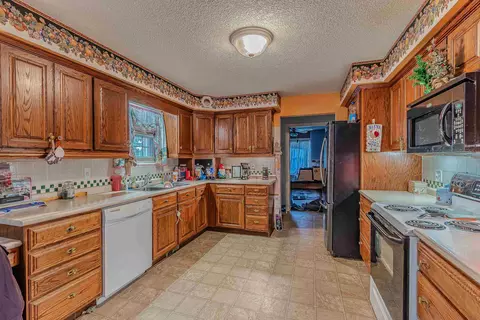Kitchen - 400 N 1 St, Marmaduke, AR 72443 photo 2 of 2