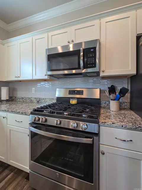 Kitchen - 134 Brookvale Cir, Brookland, AR 72417 photo 5 of 12