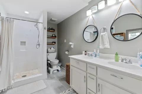 Bath - 320 Mitchell St, Conway, AR 72034 photo 1 of 4