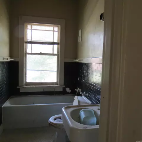 Bath - 309 W Harding Ave, Pine Bluff, AR 71601 photo 2 of 3