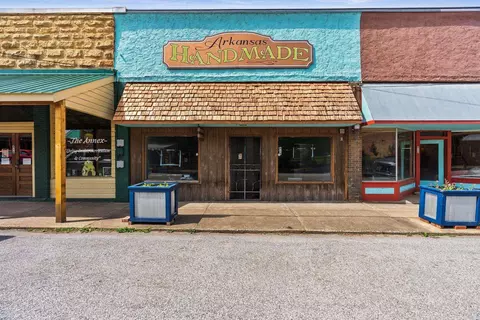 414 Main St, Leslie, AR 72645
