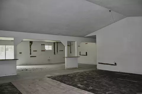 Living - 148 Flushing Rd, Malvern, AR 72104 photo 3 of 4
