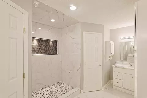 Bath - 1900 Andy Cv, White Hall, AR 71602 photo 2 of 3
