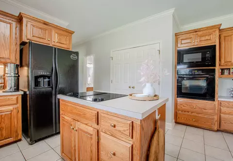 Kitchen - 1030 El Dorado Rd, Benton, AR 72019 photo 5 of 6