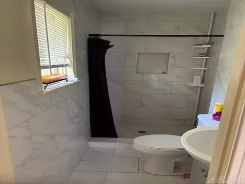 Bath - 2302 W 40th Ave, Pine Bluff, AR 71603 photo 2 of 3