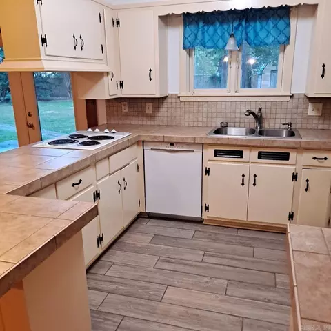 Kitchen - 2302 W 40th Ave, Pine Bluff, AR 71603 photo 1 of 2