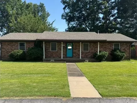 Exterior - 521 E 8th St, Lonoke, AR 72086 photo 1 of 8