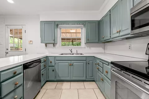 Kitchen - 2521 Robinson Ave, Conway, AR 72034 photo 3 of 3