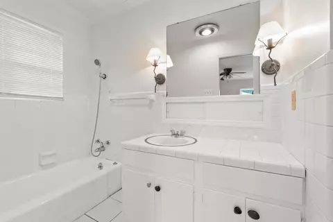 Bath - 2521 Robinson Ave, Conway, AR 72034 photo 4 of 5