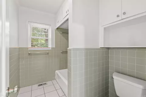Bath - 2521 Robinson Ave, Conway, AR 72034 photo 2 of 5