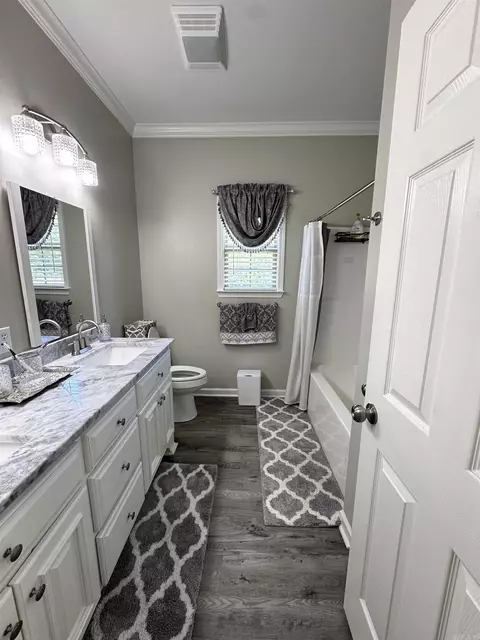 Bath - 6583 Holcomb Ln, Pine Bluff, AR 71603 photo 5 of 6
