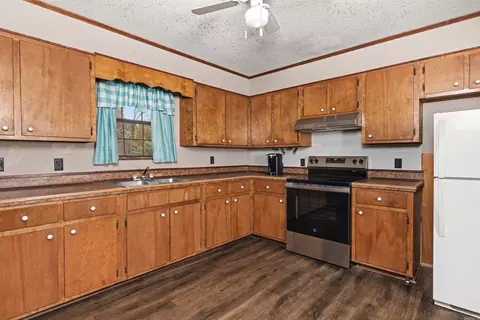 Kitchen - 6740 Rayhan Rd, Pine Bluff, AR 71603 photo 2 of 3