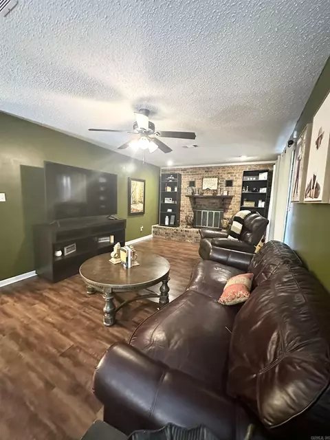 Living - 2005 Wellington Dr, Pine Bluff, AR 71603 photo 2 of 2