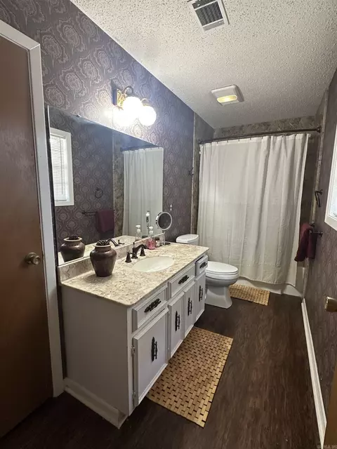Bath - 2005 Wellington Dr, Pine Bluff, AR 71603 photo 1 of 2