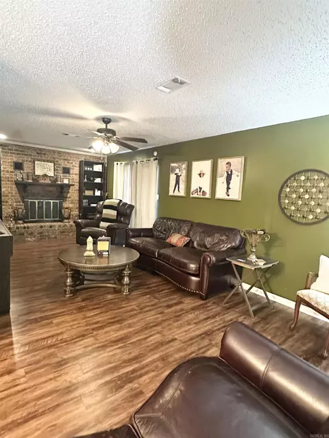 Living - 2005 Wellington Dr, Pine Bluff, AR 71603 photo 1 of 2