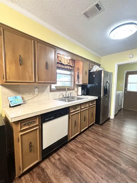 Kitchen - 2005 Wellington Dr, Pine Bluff, AR 71603 photo 2 of 2