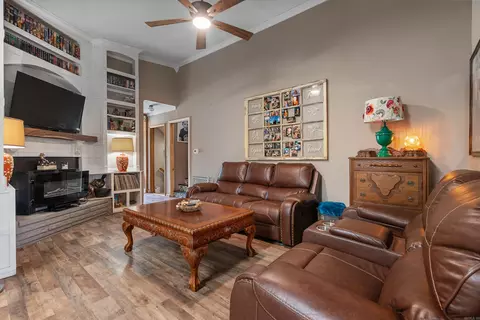 Living - 1109 Crystal, Benton, AR 72015 photo 2 of 2