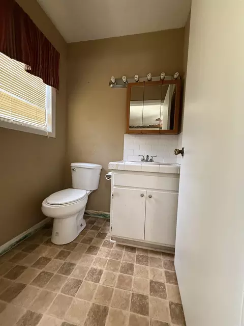 Bath - 612 N Walnut St, Warren, AR 71671 photo 2 of 2