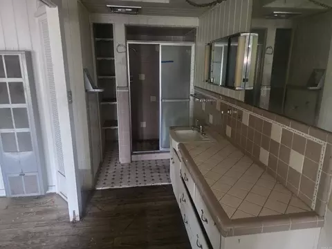 Bath - 2001 W 34th Ave, Pine Bluff, AR 71603 photo 2 of 3