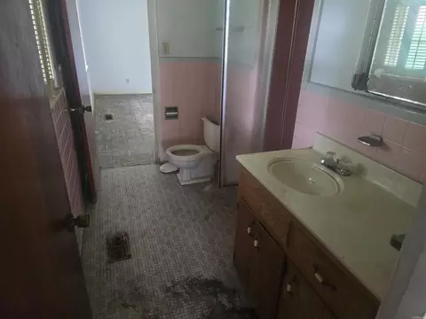 Bath - 2001 W 34th Ave, Pine Bluff, AR 71603 photo 1 of 3