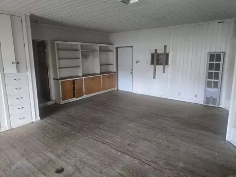 Living - 2001 W 34th Ave, Pine Bluff, AR 71603 photo 2 of 2