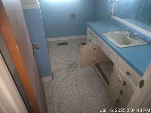Bath - 2001 W 34th Ave, Pine Bluff, AR 71603 photo 3 of 3