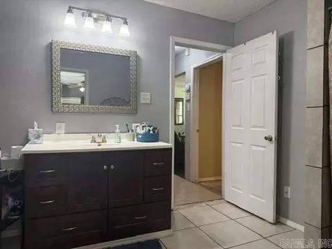 Bath - 2309 Neeley St, Benton, AR 72015 photo 2 of 3