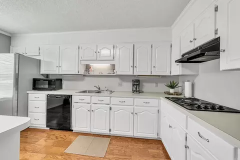 Kitchen - 36 Sun Valley Dr, Cabot, AR 72023 photo 2 of 6