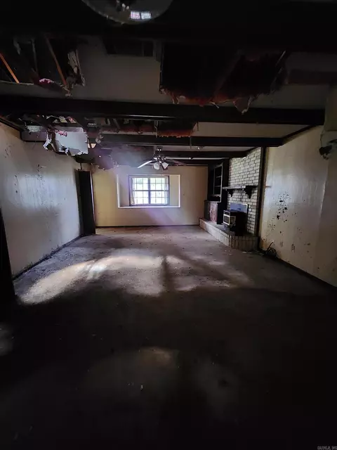 Living - 9 La Salle Cv, Pine Bluff, AR 71603 photo 5 of 6
