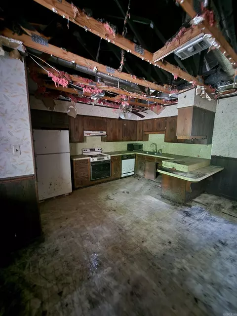 Kitchen - 9 La Salle Cv, Pine Bluff, AR 71603 photo 2 of 4