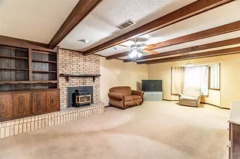 Living - 9 La Salle Cv, Pine Bluff, AR 71603 photo 2 of 6