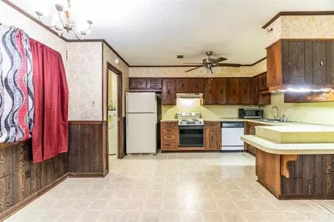 Kitchen - 9 La Salle Cv, Pine Bluff, AR 71603 photo 3 of 4
