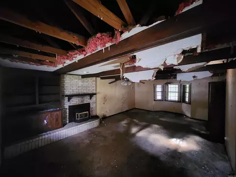 Living - 9 La Salle Cv, Pine Bluff, AR 71603 photo 3 of 6