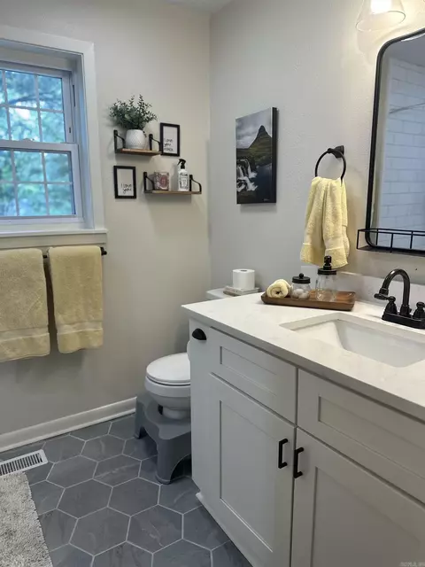 Bath - 1 Summitt Cir, Searcy, AR 72143 photo 1 of 6