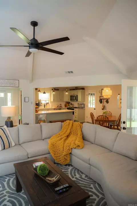 Living - 1 Summitt Cir, Searcy, AR 72143 photo 2 of 4