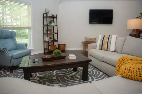 Living - 1 Summitt Cir, Searcy, AR 72143 photo 3 of 4