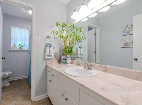 Bath - 7014 Red Oak Dr, Benton, AR 72019 photo 1 of 2