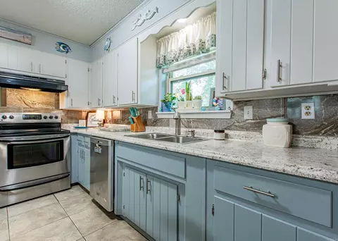 Kitchen - 7014 Red Oak Dr, Benton, AR 72019 photo 3 of 4