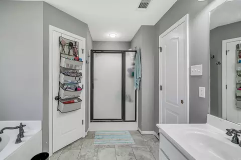 Bath - 33 Oak Brook Dr, Cabot, AR 72023 photo 4 of 5