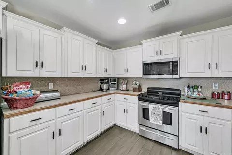 Kitchen - 33 Oak Brook Dr, Cabot, AR 72023 photo 5 of 9