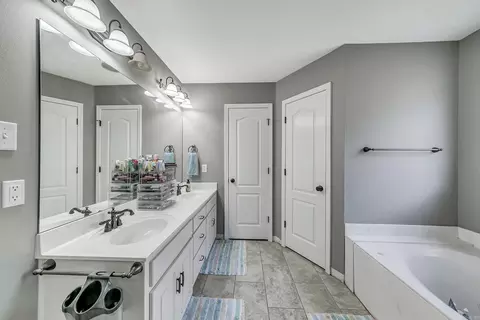 Bath - 33 Oak Brook Dr, Cabot, AR 72023 photo 2 of 5