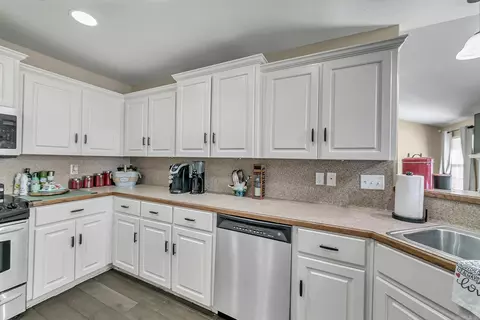 Kitchen - 33 Oak Brook Dr, Cabot, AR 72023 photo 7 of 9