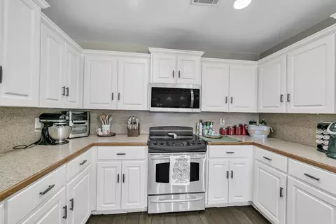 Kitchen - 33 Oak Brook Dr, Cabot, AR 72023 photo 6 of 9